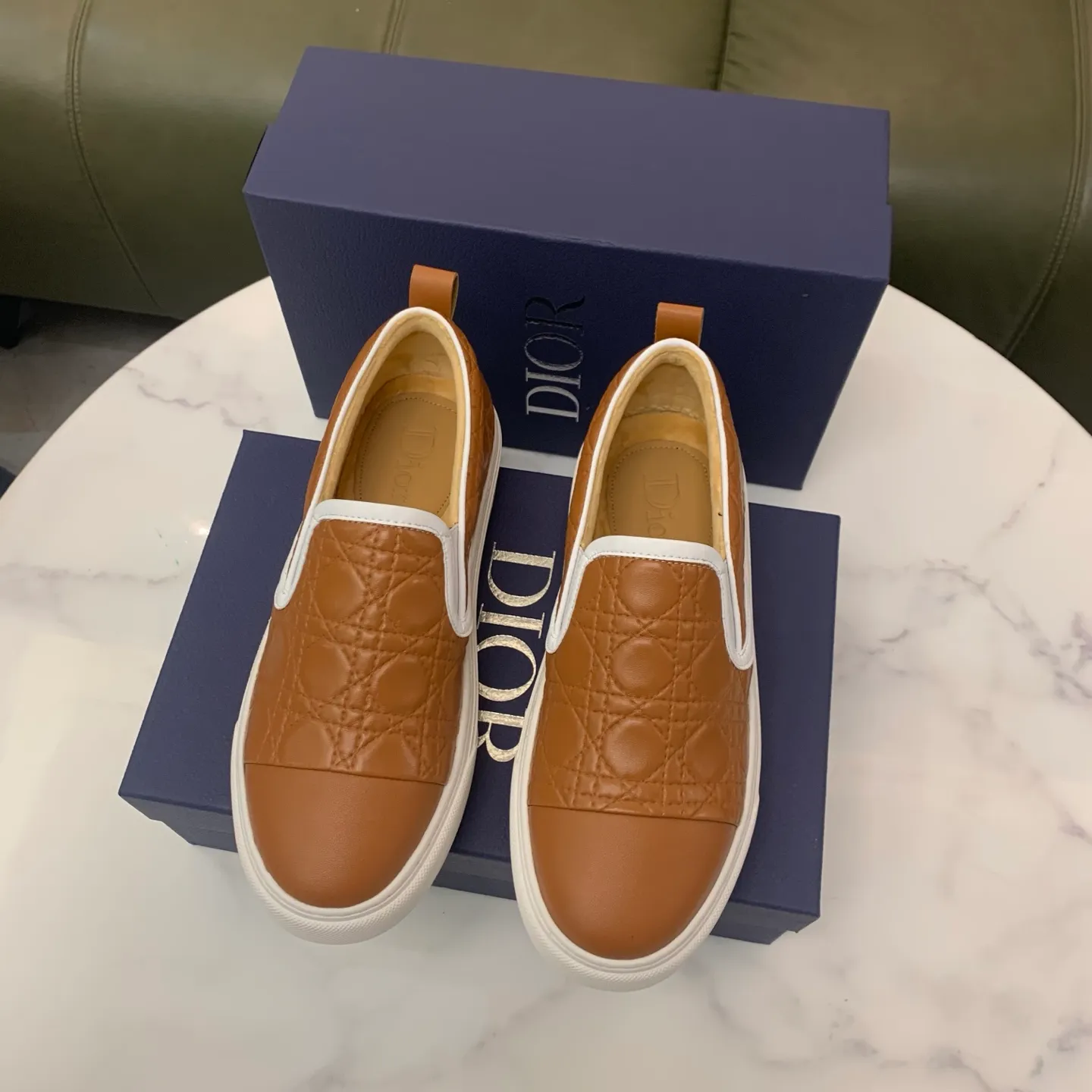 Men's men's shoes 💰400 [New style] 🧁🧁 Dior (velvet lining and leather lining are preferred when ordering) D's new product is on the market, full first-layer calfskin with embroidered classic diamond pattern D's craftsmanship, high-end and classy, ​​comfortable on the feet, versatile to wear, full of three-dimensional sense, available in 4 colors: black, coffee, gray and khaki, size: 39-44 (45 can be customized, cannot be returned)